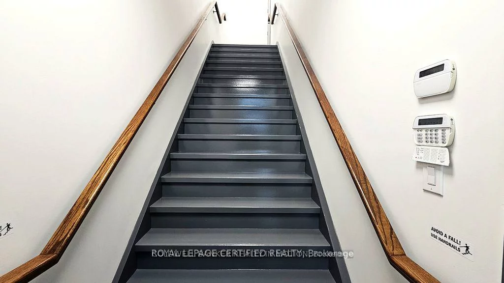 1660, North Service, 1014 - QE Queen Elizabeth, Oakville