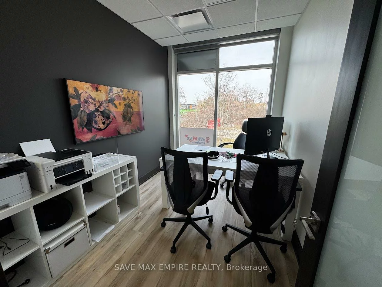 1670, North Service, 1014 - QE Queen Elizabeth, Oakville