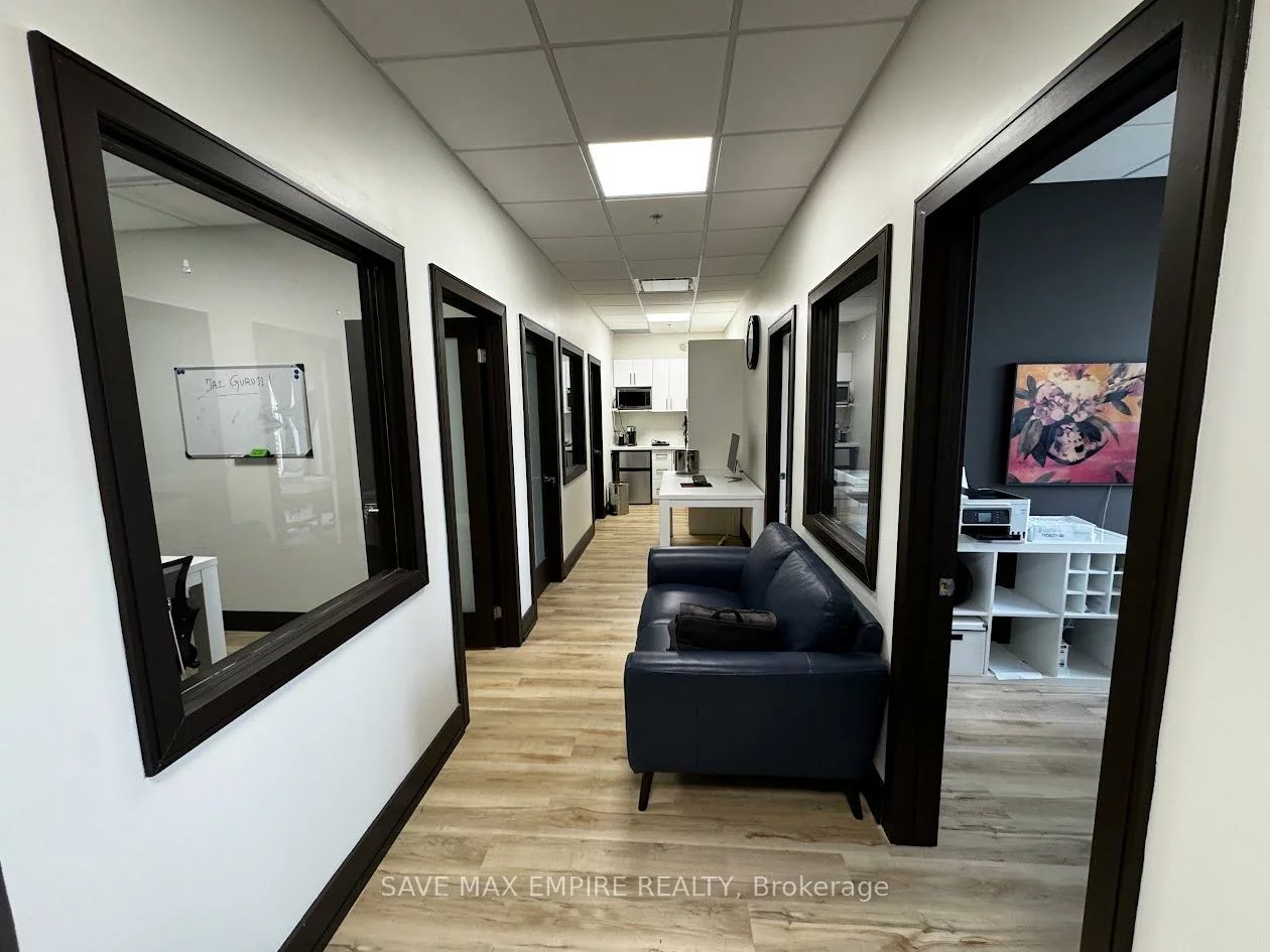 1670, North Service, 1014 - QE Queen Elizabeth, Oakville