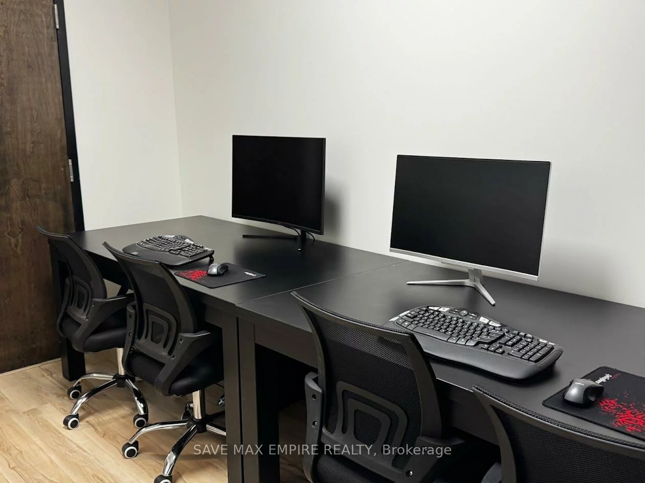 1670, North Service, 1014 - QE Queen Elizabeth, Oakville