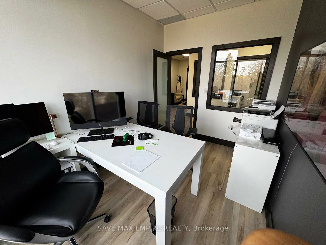 1670, North Service, 1014 - QE Queen Elizabeth, Oakville