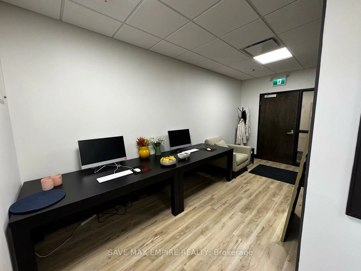 1670, North Service, 1014 - QE Queen Elizabeth, Oakville