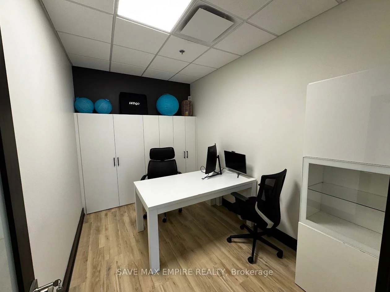 1670, North Service, 1014 - QE Queen Elizabeth, Oakville