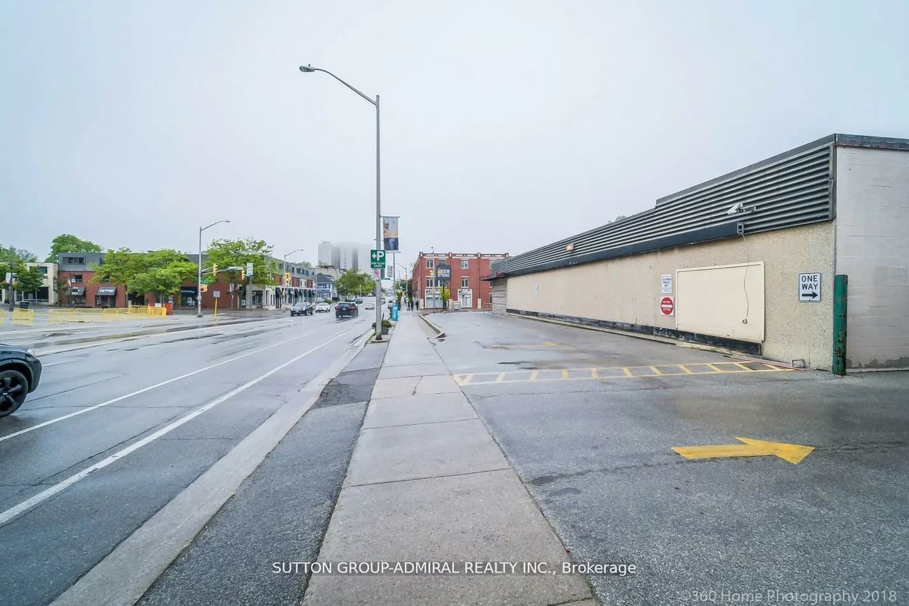 104, Lakeshore, 1002 - CO Central, Oakville