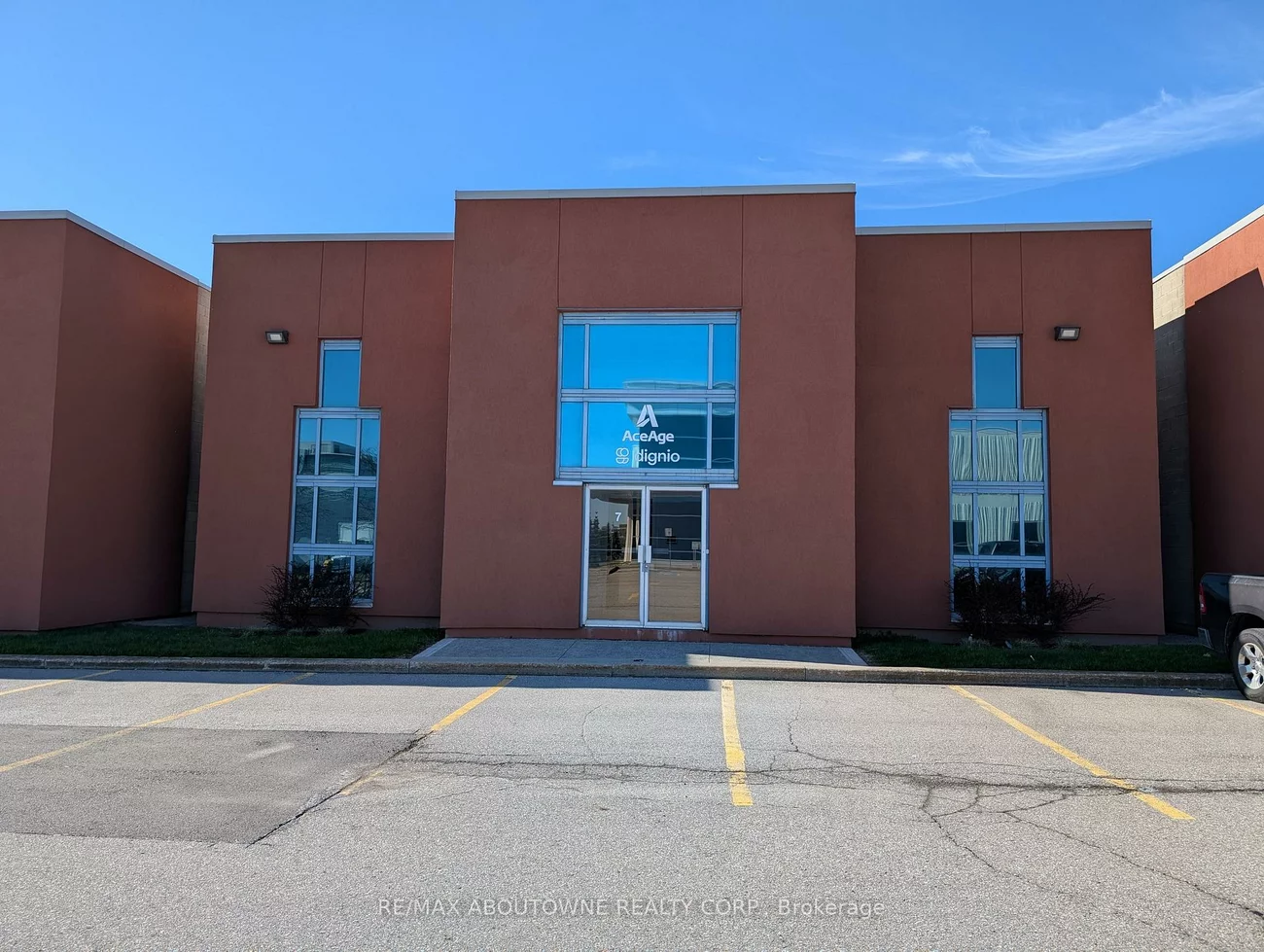 1273, North Service, 1014 - QE Queen Elizabeth, Oakville