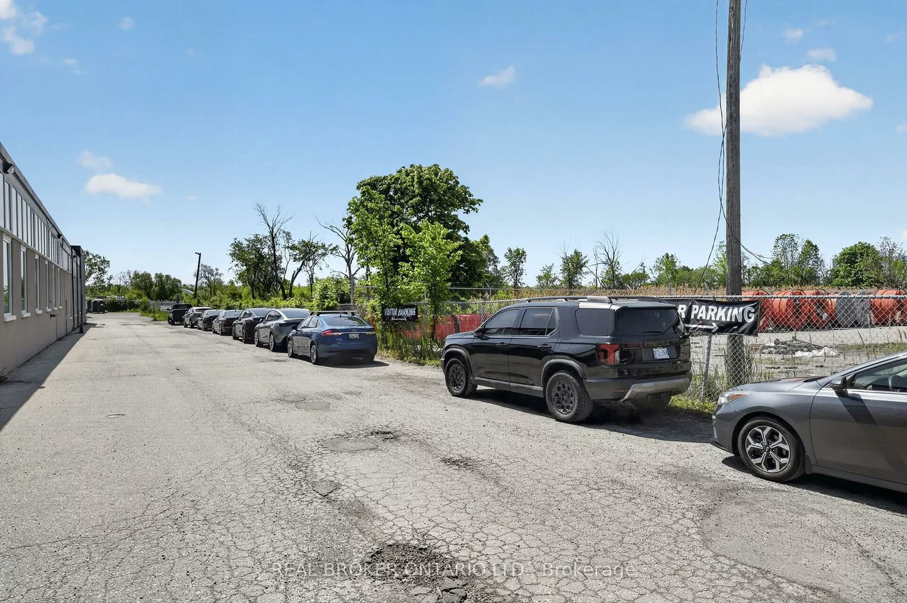 482, S Service, 1014 - QE Queen Elizabeth, Oakville