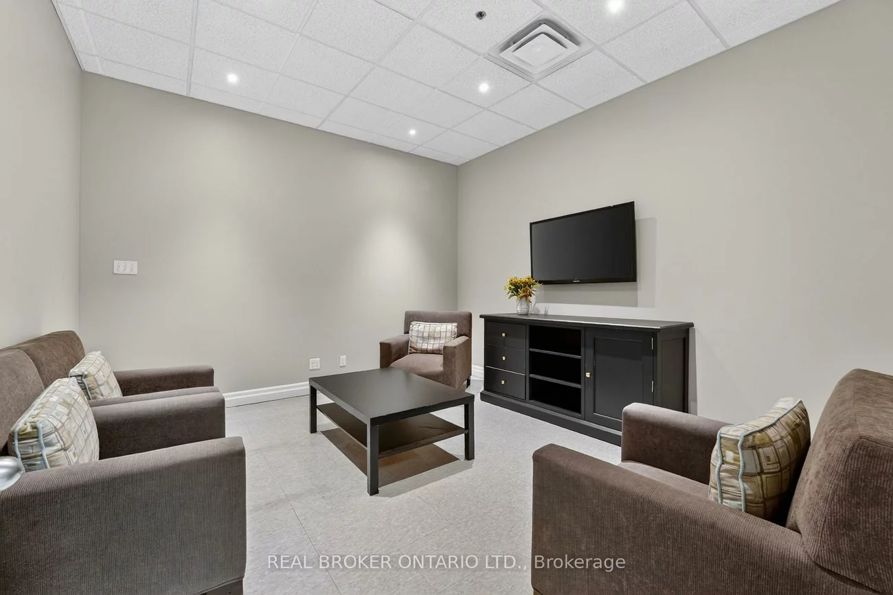 482, S Service, 1014 - QE Queen Elizabeth, Oakville
