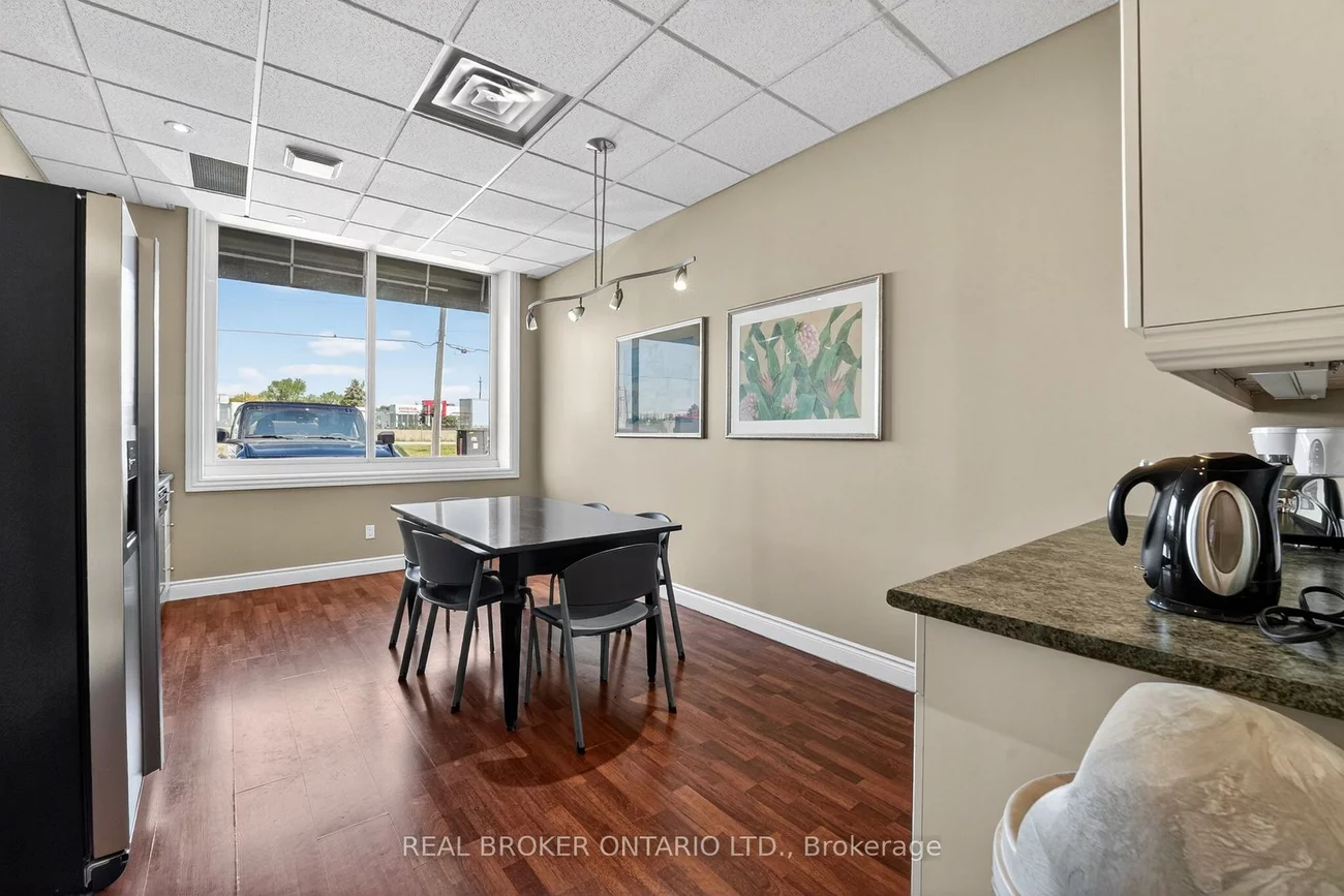 482, S Service, 1014 - QE Queen Elizabeth, Oakville