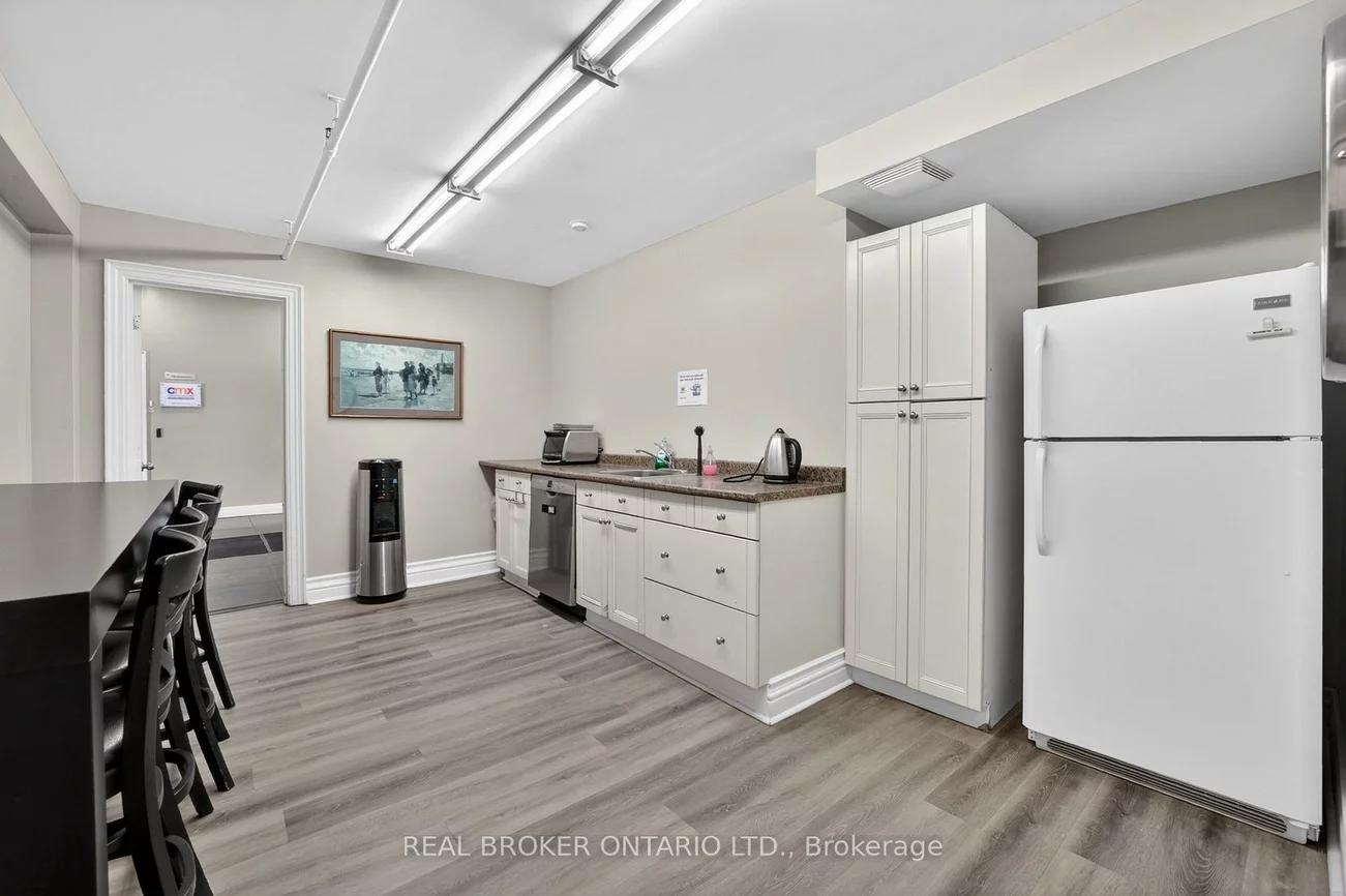 482, S Service, 1014 - QE Queen Elizabeth, Oakville