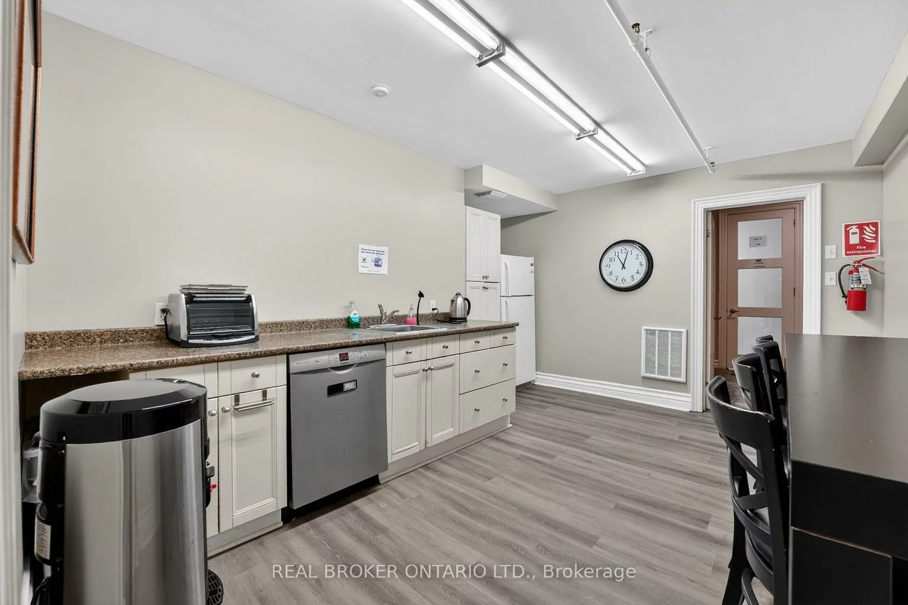 482, S Service, 1014 - QE Queen Elizabeth, Oakville