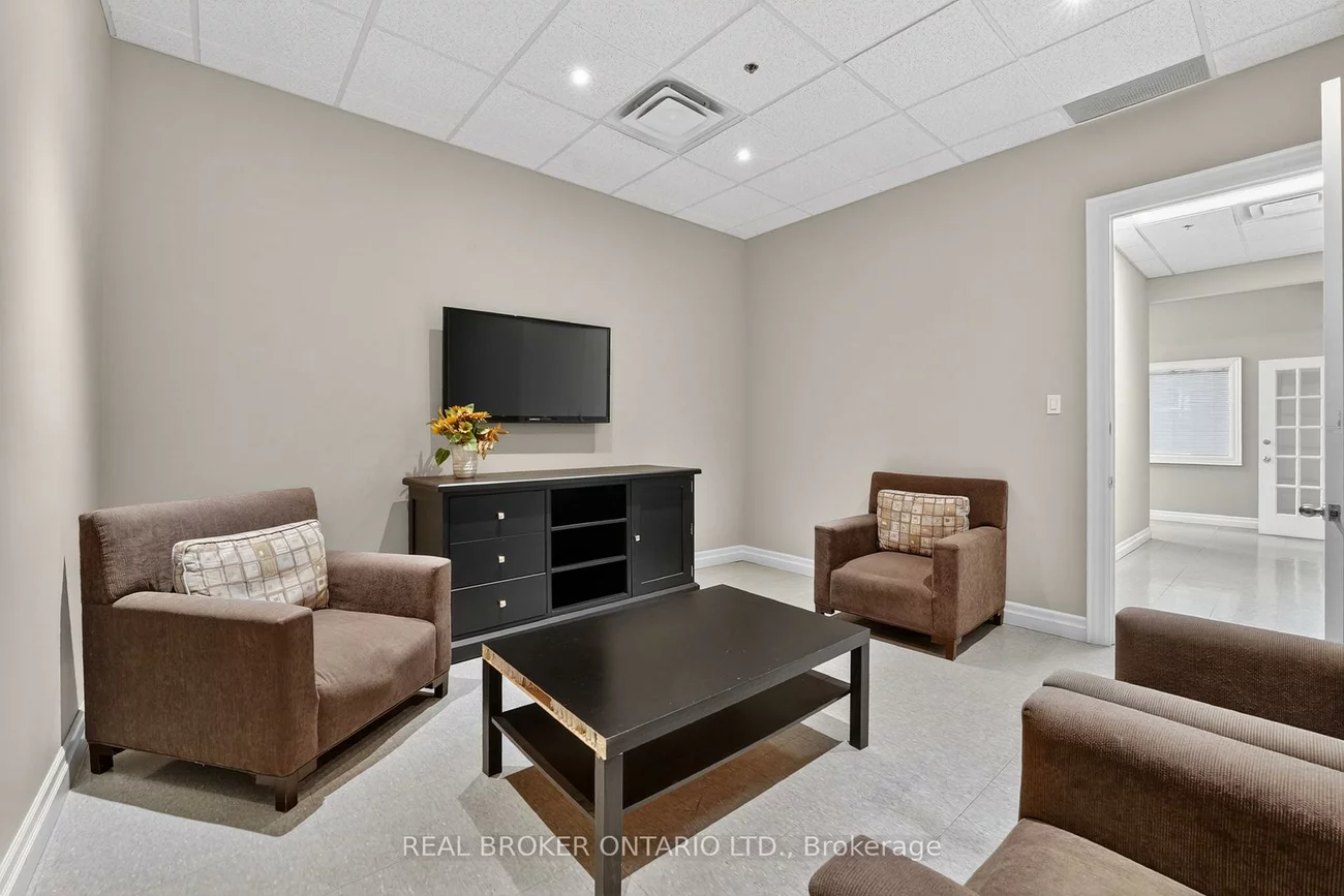 482, S Service, 1014 - QE Queen Elizabeth, Oakville