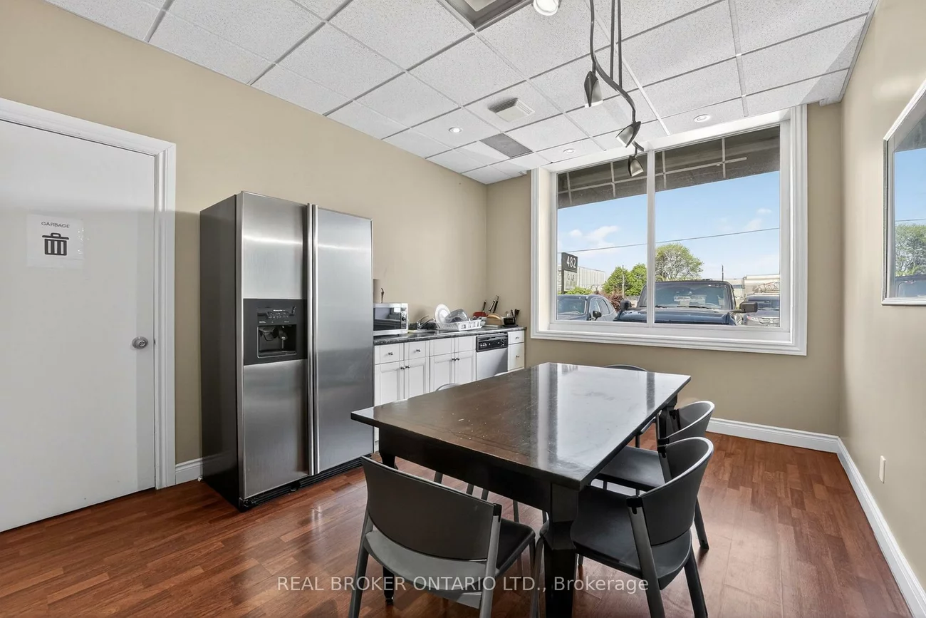 482, S Service, 1014 - QE Queen Elizabeth, Oakville