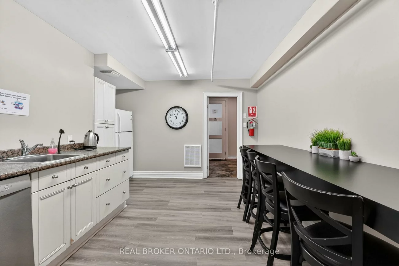 482, S Service, 1014 - QE Queen Elizabeth, Oakville