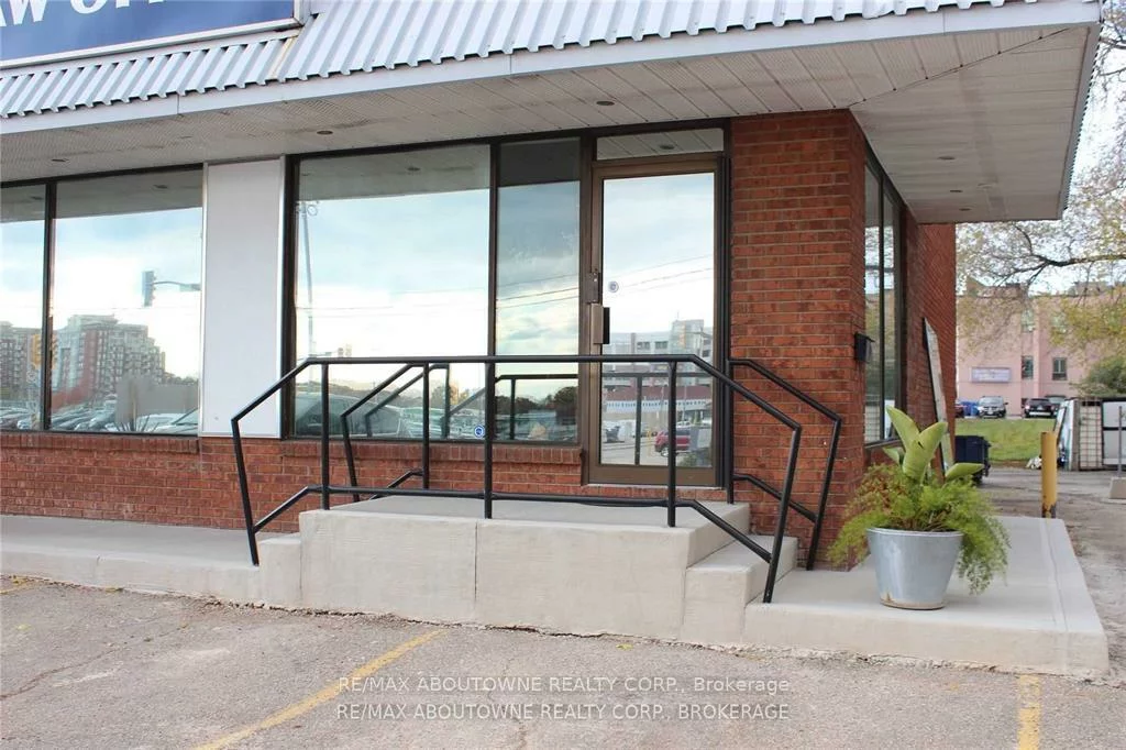 207, Cross, 1014 - QE Queen Elizabeth, Oakville