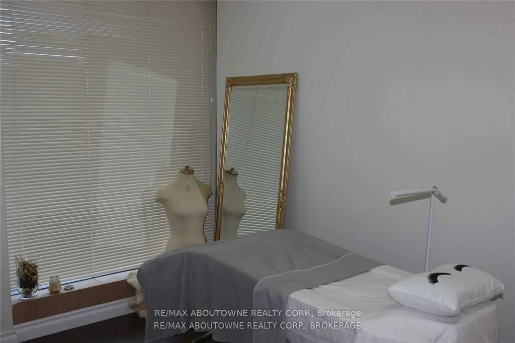 207, Cross, 1014 - QE Queen Elizabeth, Oakville