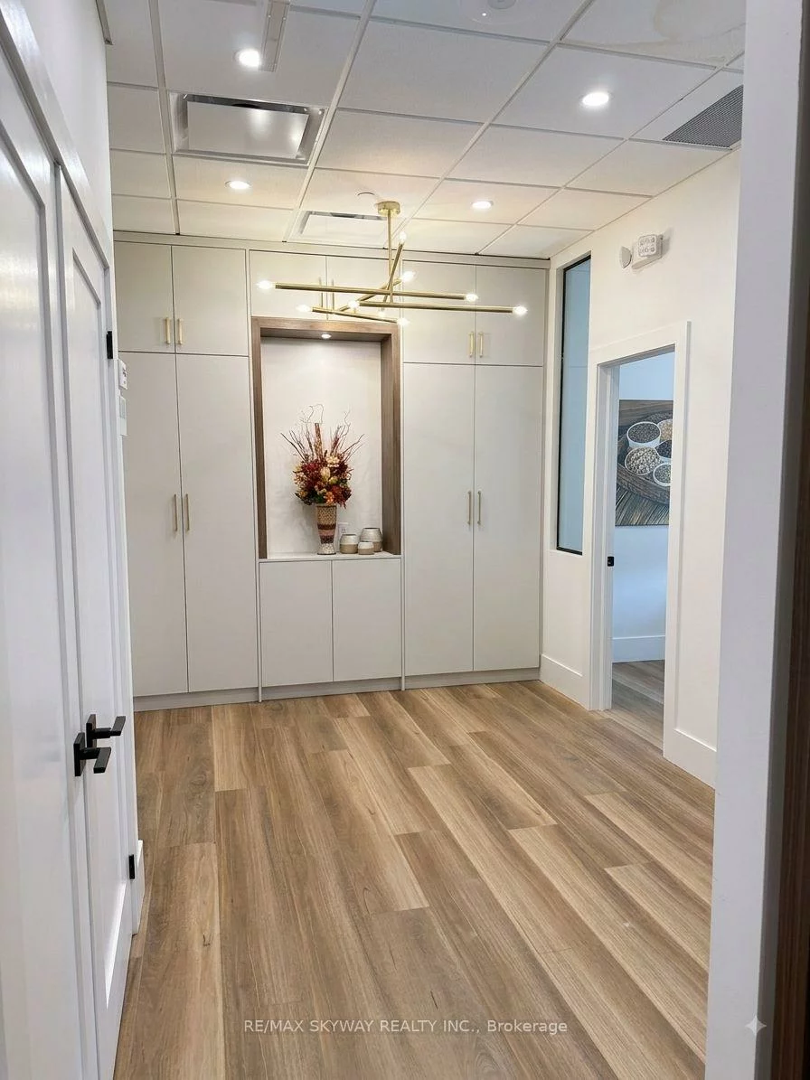 1670, North Service, 1014 - QE Queen Elizabeth, Oakville