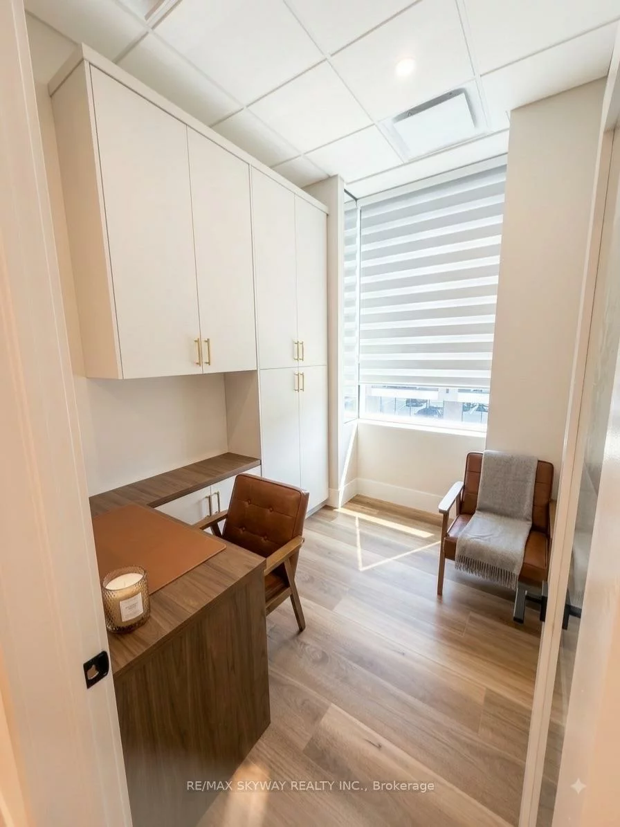 1670, North Service, 1014 - QE Queen Elizabeth, Oakville