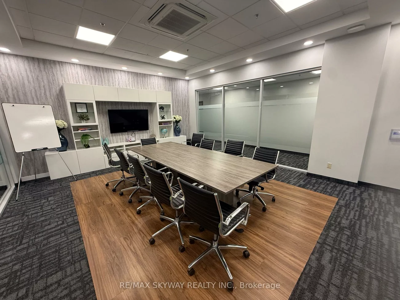 1670, North Service, 1014 - QE Queen Elizabeth, Oakville