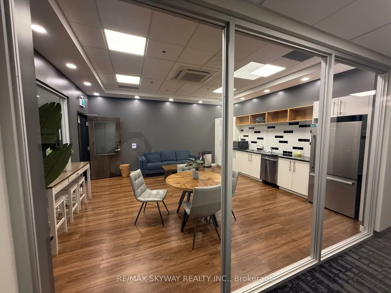 1670, North Service, 1014 - QE Queen Elizabeth, Oakville