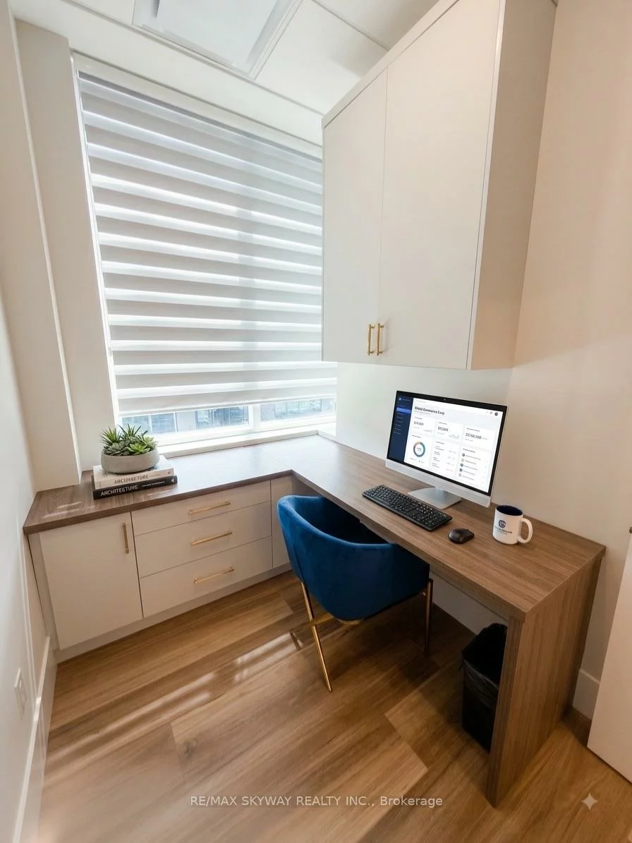 1670, North Service, 1014 - QE Queen Elizabeth, Oakville