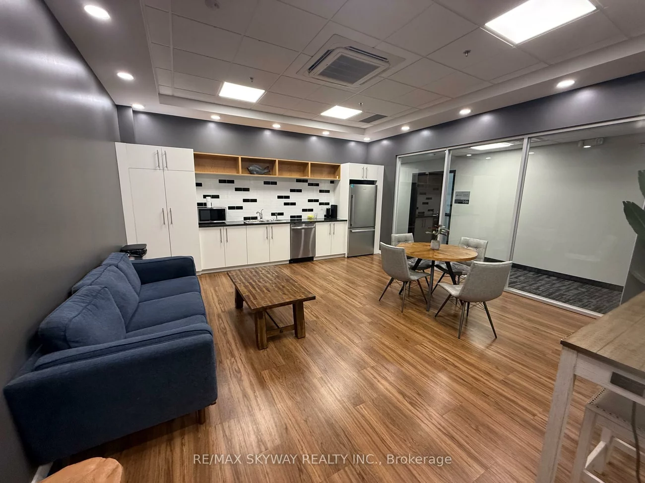 1670, North Service, 1014 - QE Queen Elizabeth, Oakville