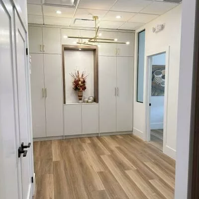 1670, North Service, 1014 - QE Queen Elizabeth, Oakville