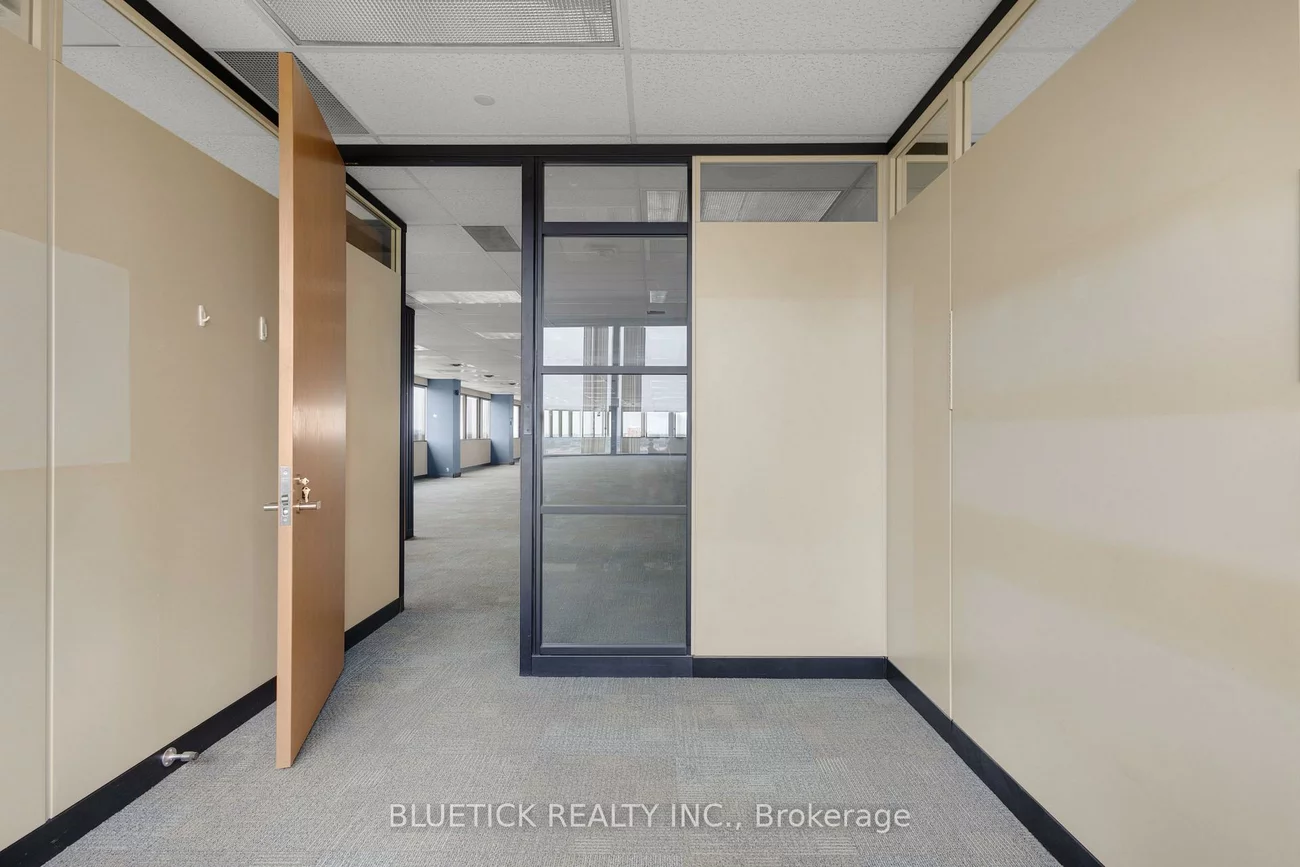 690, Dorval, 1014 - QE Queen Elizabeth, Oakville