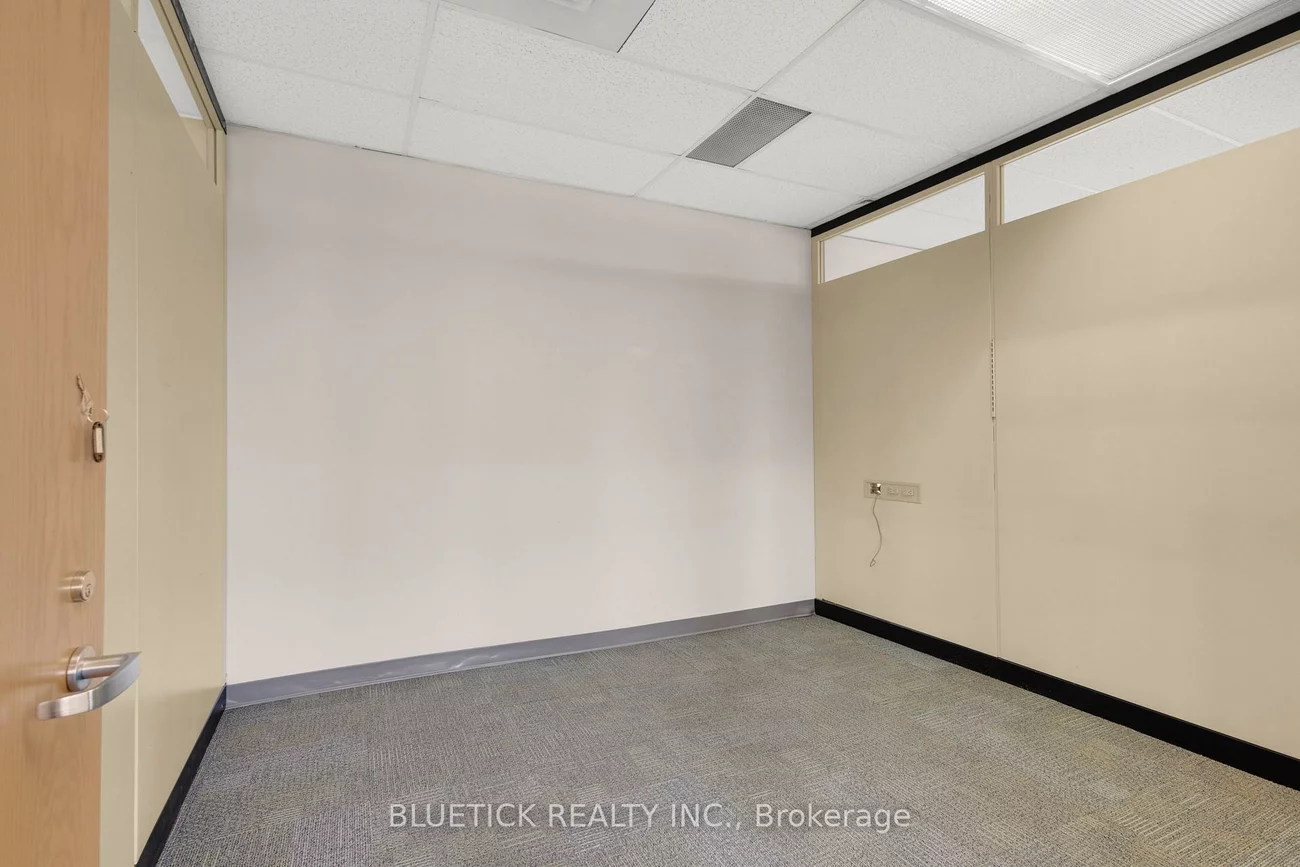 690, Dorval, 1014 - QE Queen Elizabeth, Oakville