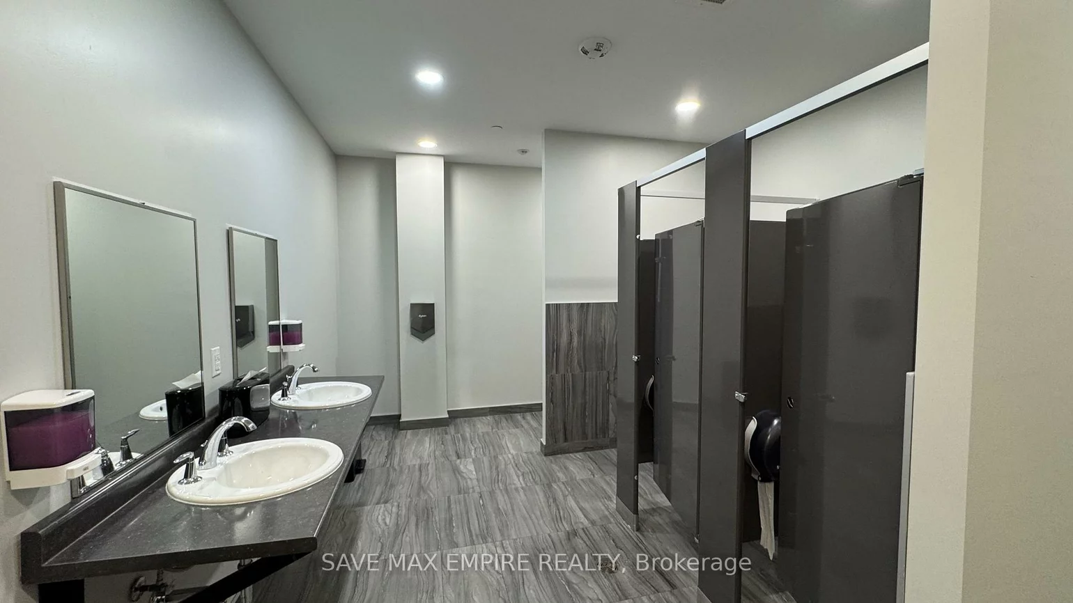1670, North Service, 1014 - QE Queen Elizabeth, Oakville