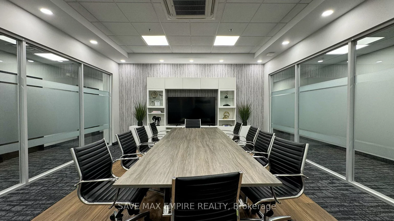 1670, North Service, 1014 - QE Queen Elizabeth, Oakville