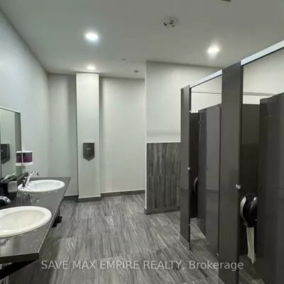 1670, North Service, 1014 - QE Queen Elizabeth, Oakville