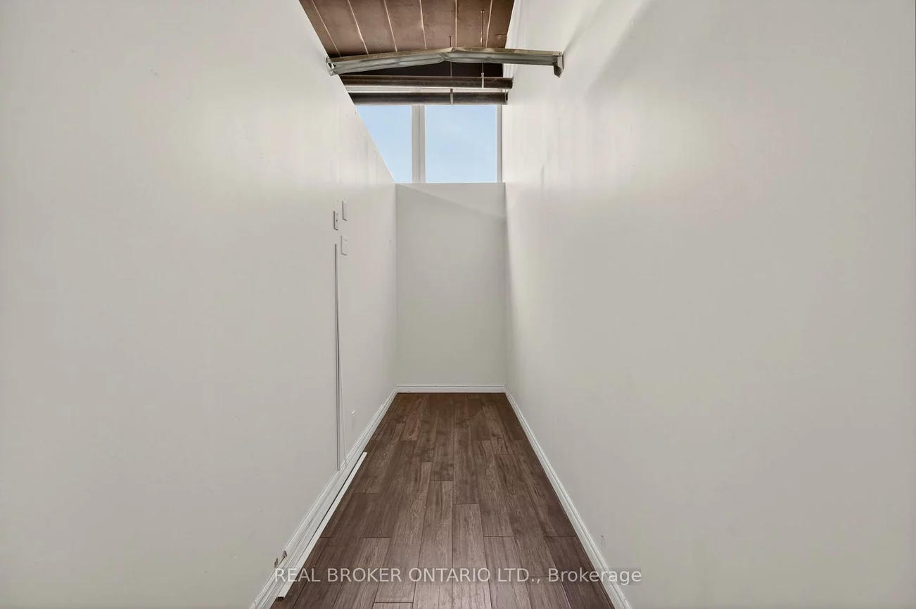 482, S Service, 1014 - QE Queen Elizabeth, Oakville