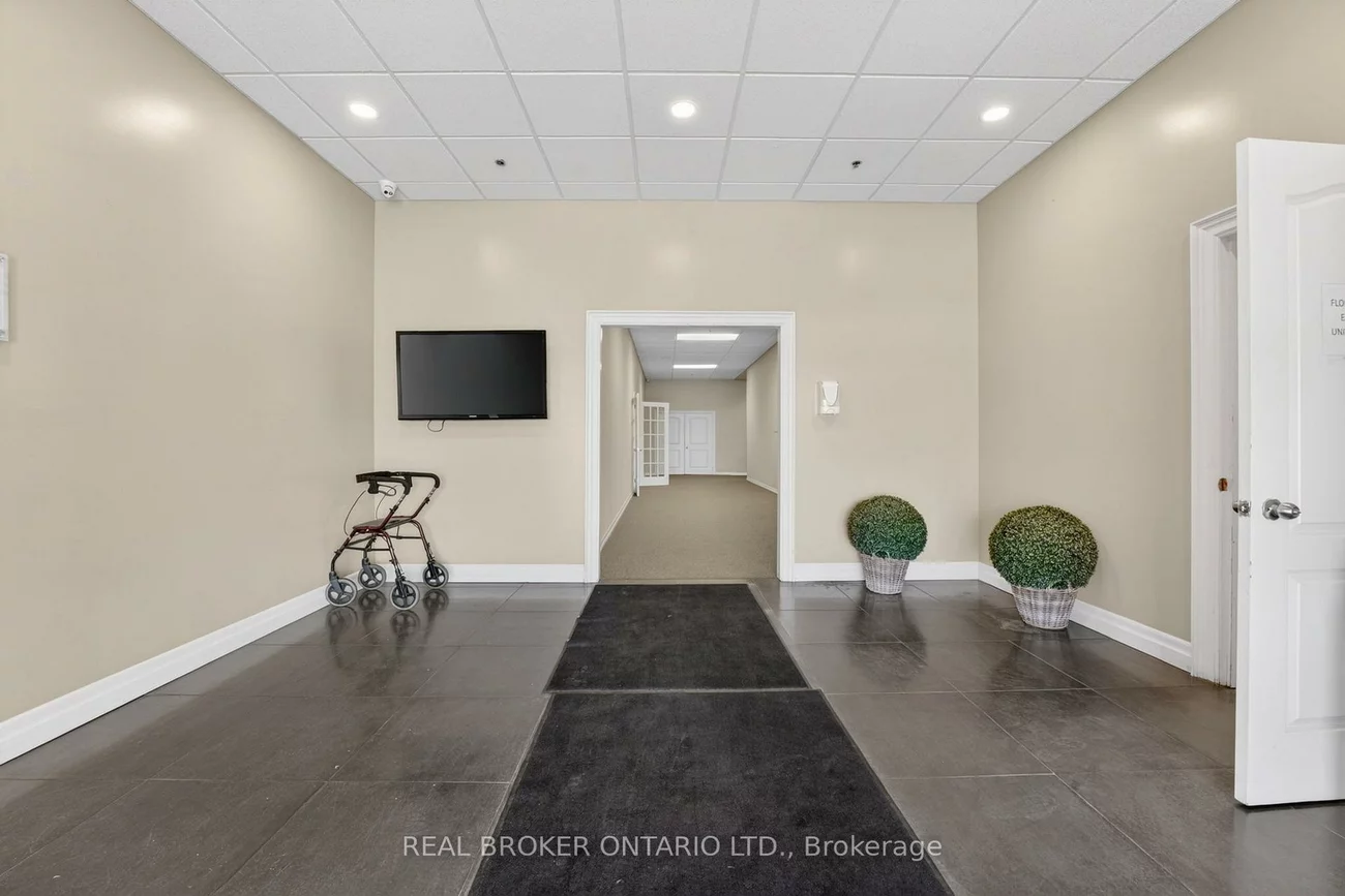 482, S Service, 1014 - QE Queen Elizabeth, Oakville
