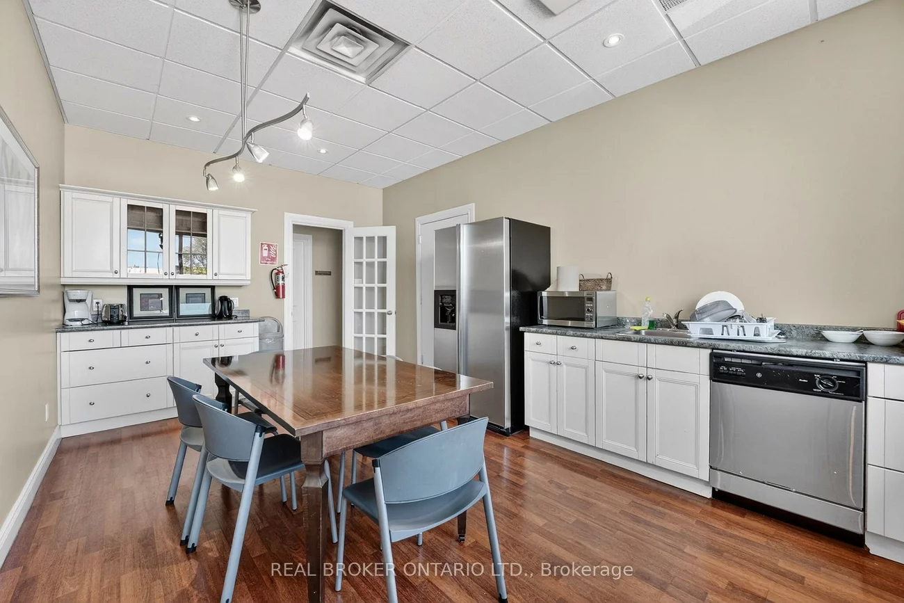 482, S Service, 1014 - QE Queen Elizabeth, Oakville