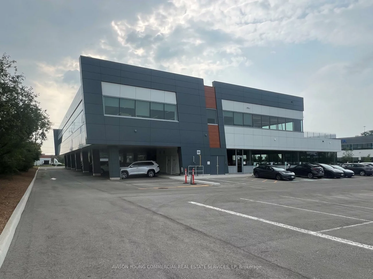 1337, North Service, 1014 - QE Queen Elizabeth, Oakville
