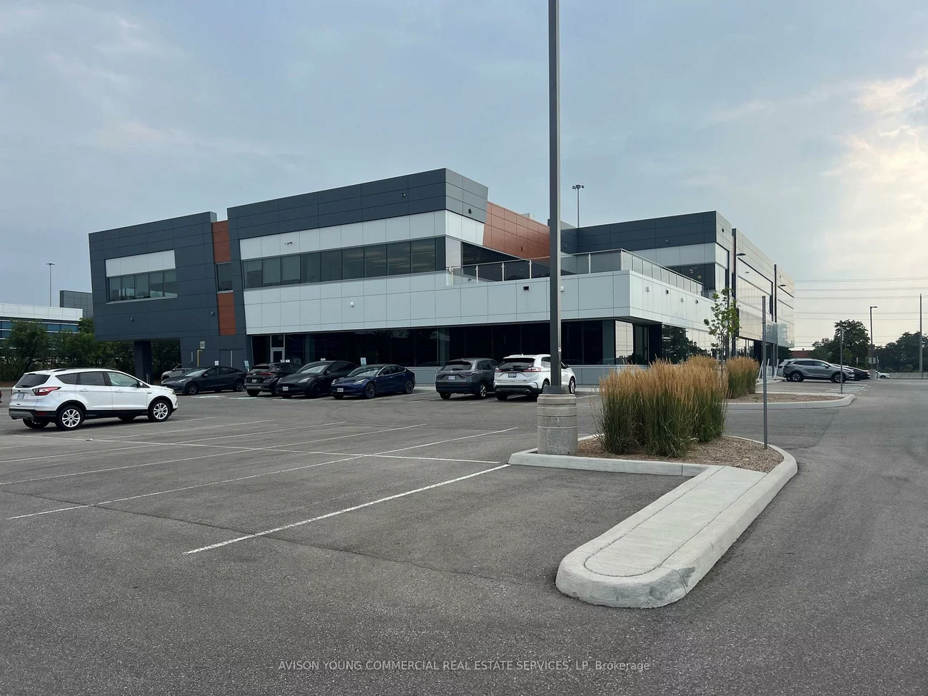 1337, North Service, 1014 - QE Queen Elizabeth, Oakville