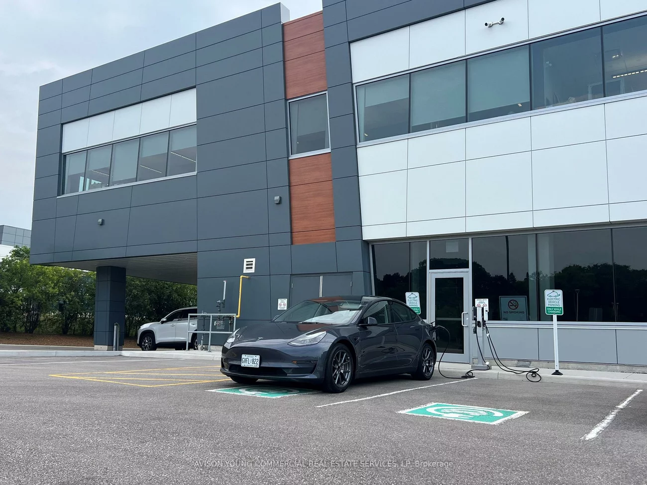 1337, North Service, 1014 - QE Queen Elizabeth, Oakville