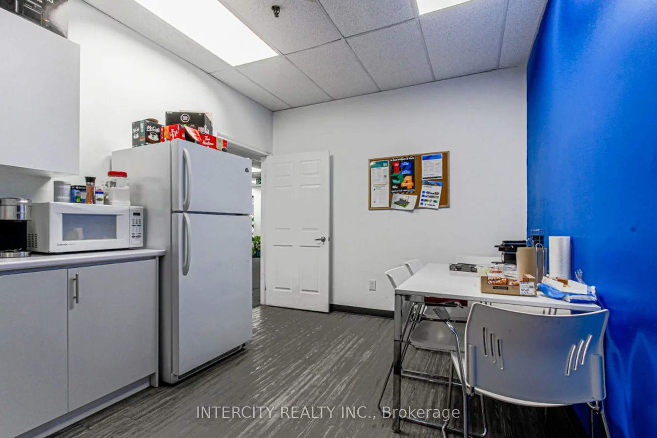 1132, South Service, 1014 - QE Queen Elizabeth, Oakville