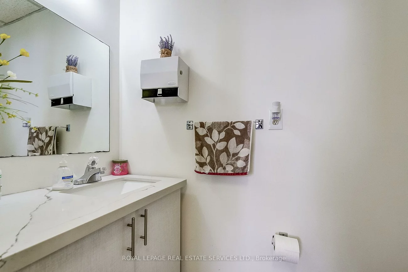 2050, Speers, 1014 - QE Queen Elizabeth, Oakville