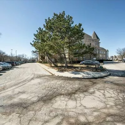 414, North Service, 1014 - QE Queen Elizabeth, Oakville