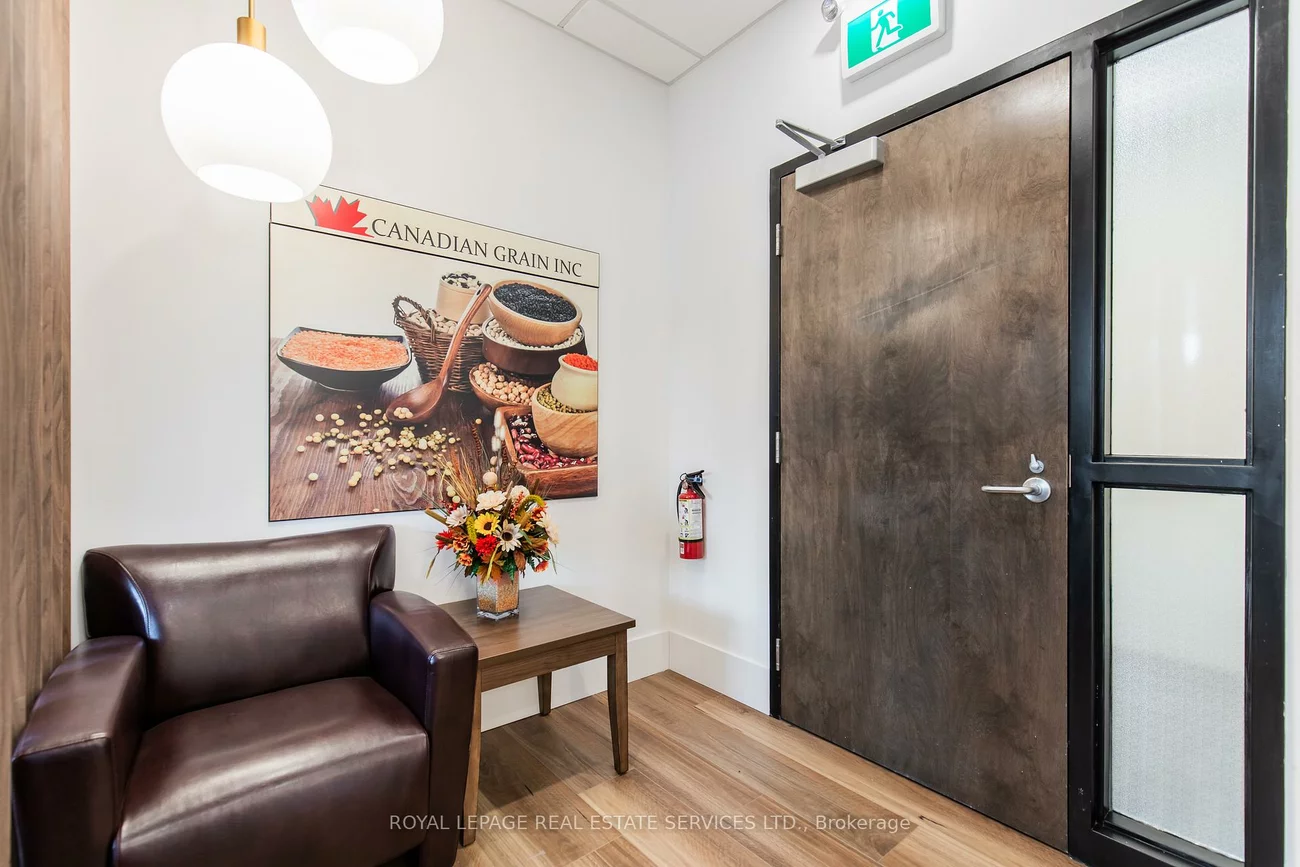 1670, North Service, 1014 - QE Queen Elizabeth, Oakville