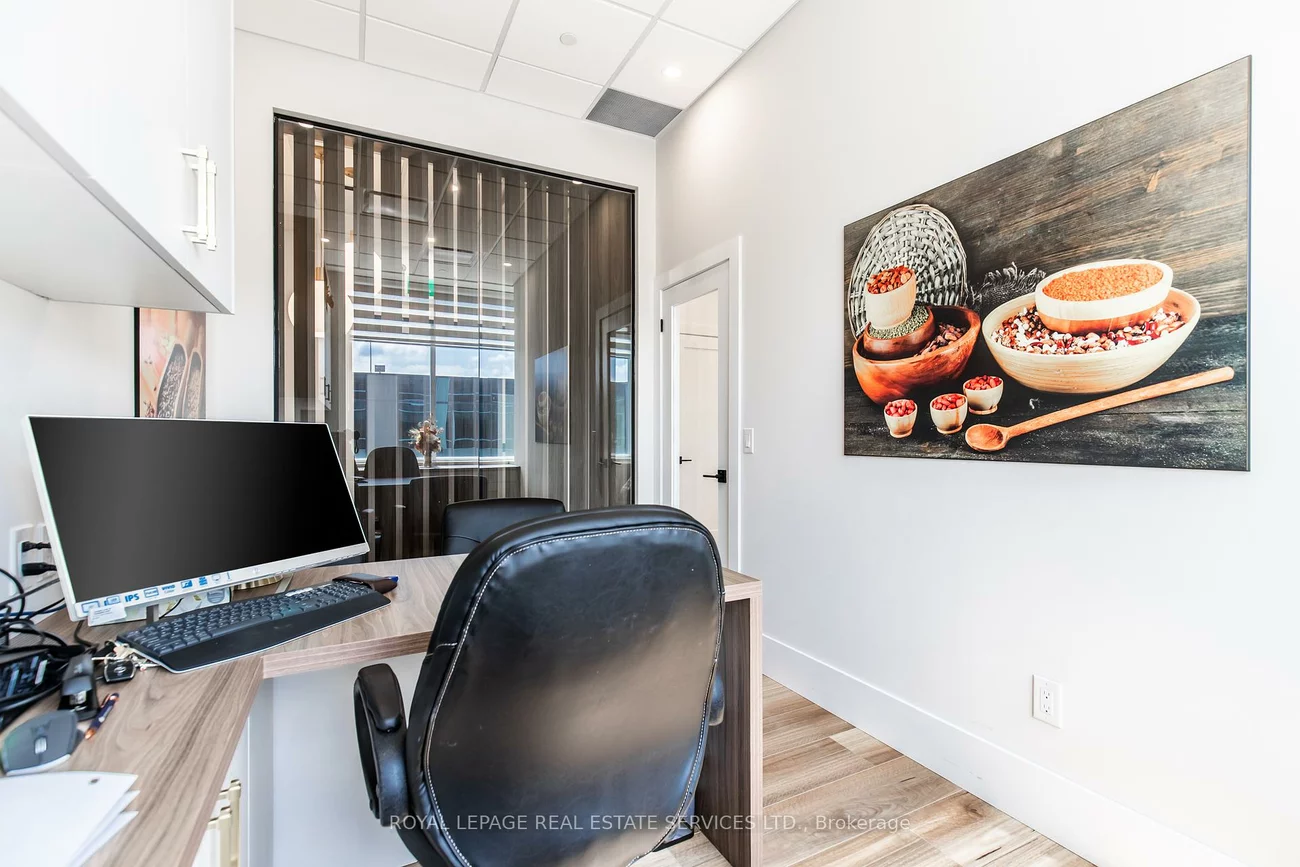 1670, North Service, 1014 - QE Queen Elizabeth, Oakville
