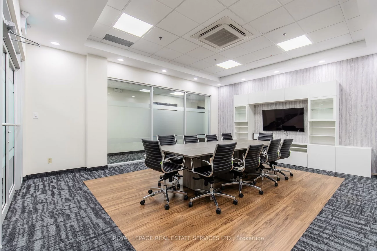 1670, North Service, 1014 - QE Queen Elizabeth, Oakville