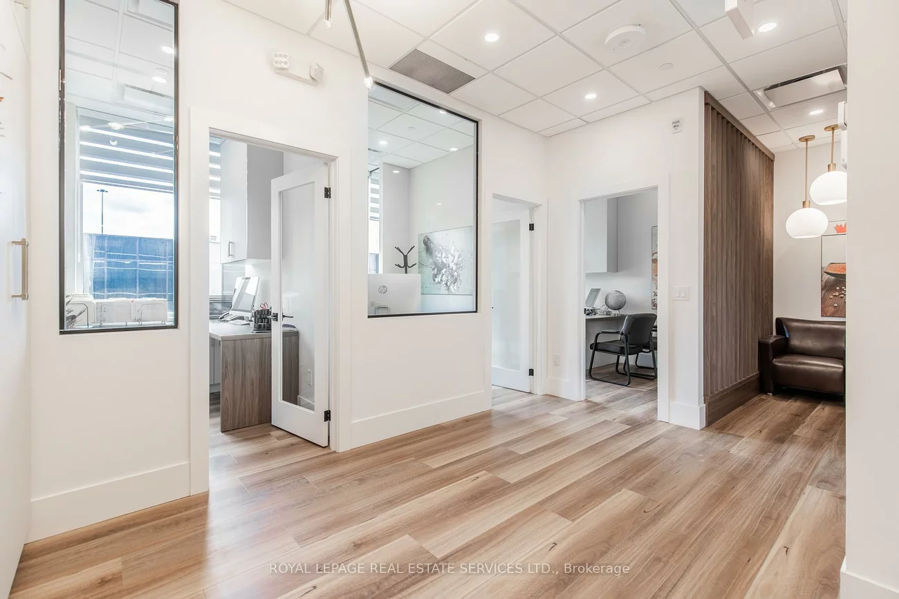 1670, North Service, 1014 - QE Queen Elizabeth, Oakville