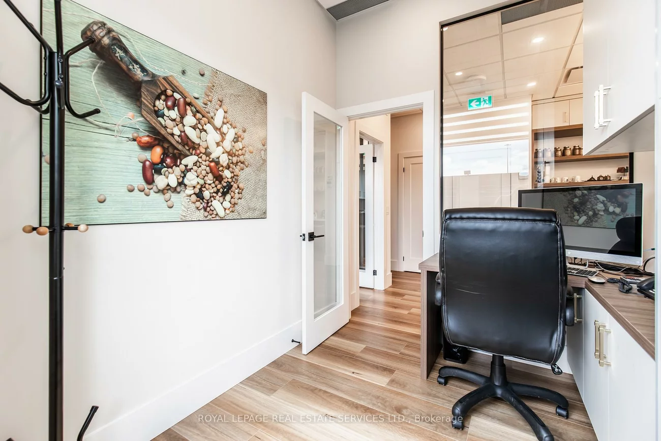 1670, North Service, 1014 - QE Queen Elizabeth, Oakville