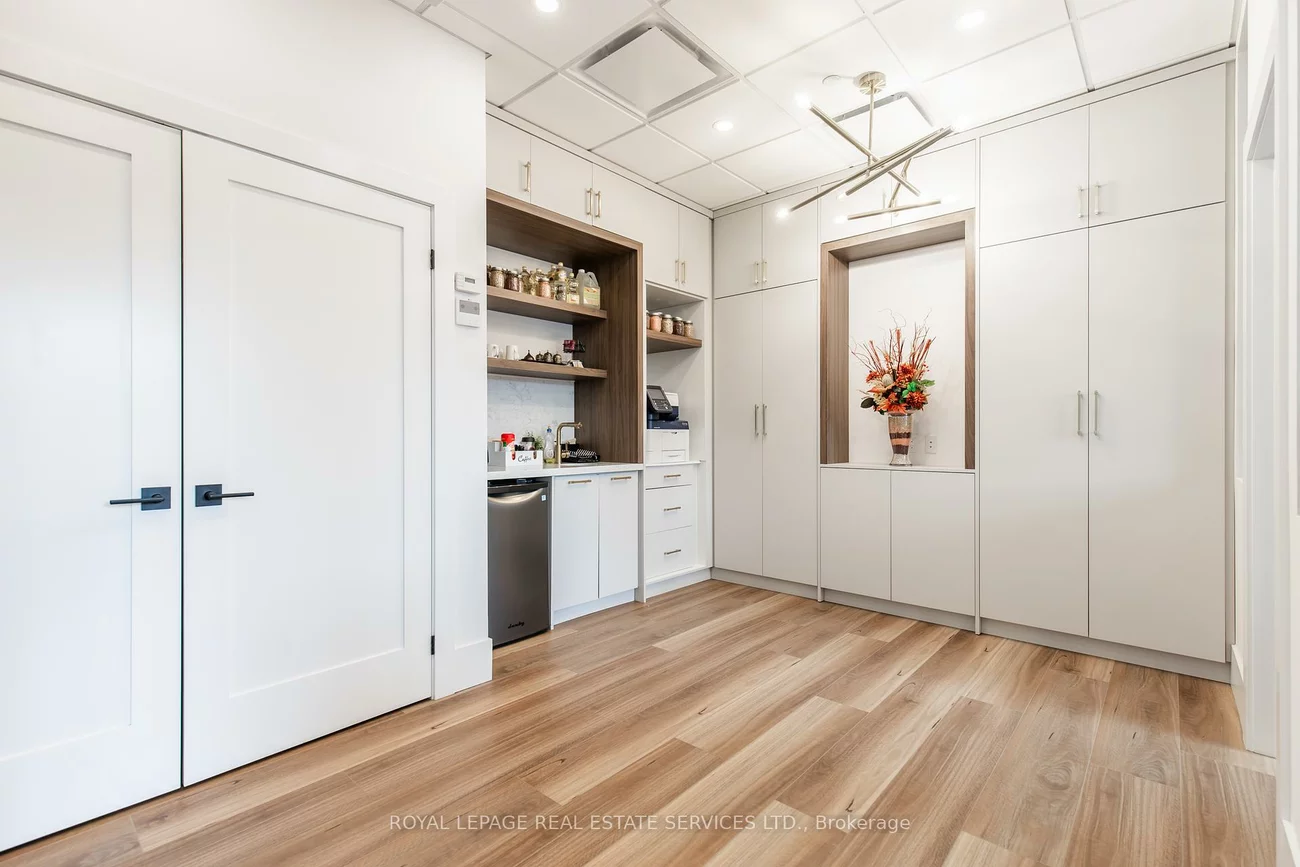 1670, North Service, 1014 - QE Queen Elizabeth, Oakville