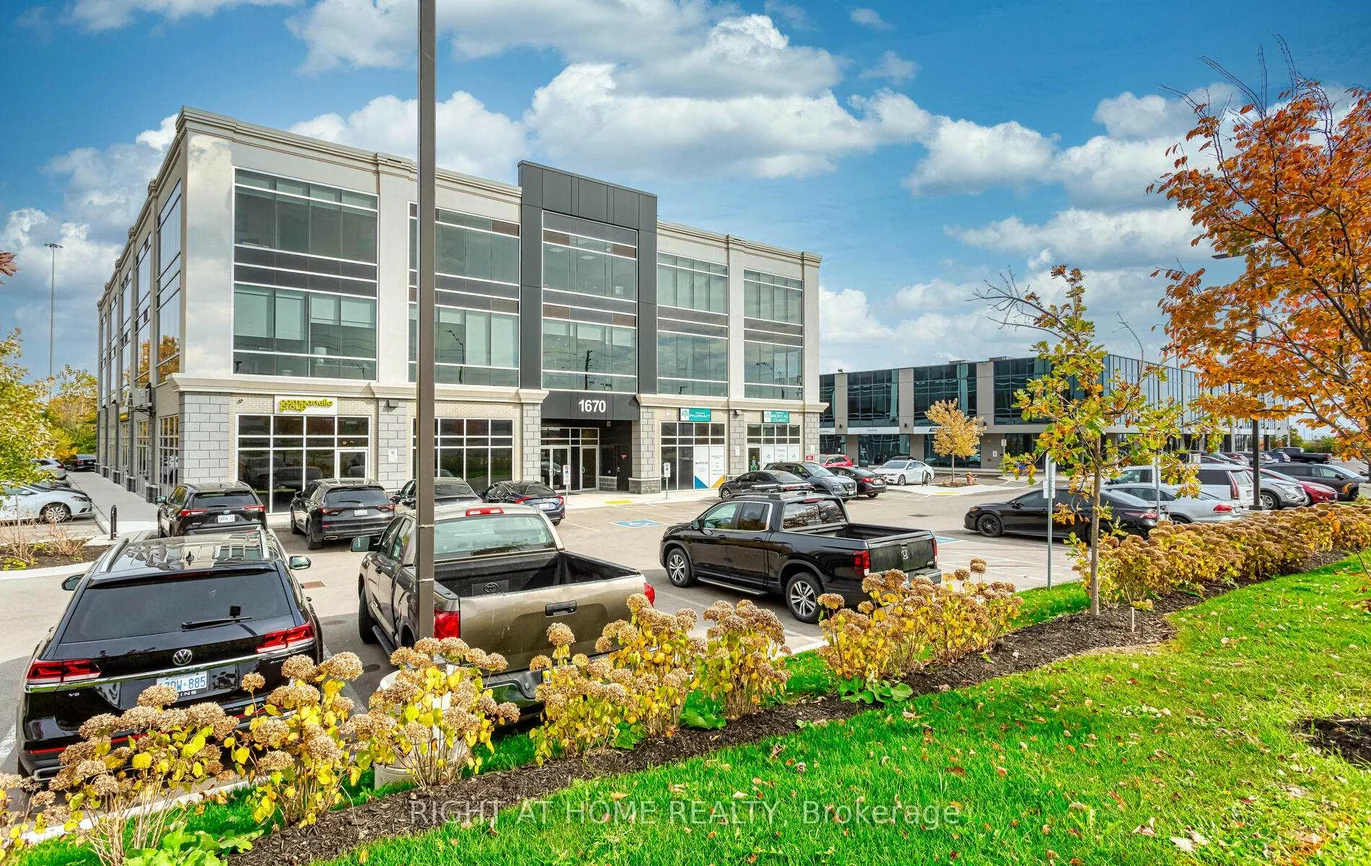 1670, North Service, 1014 - QE Queen Elizabeth, Oakville