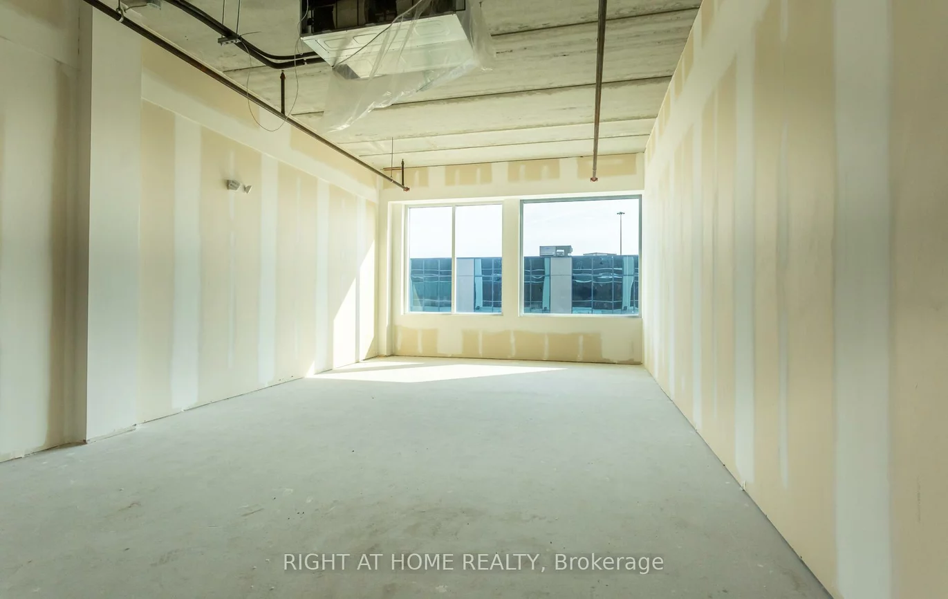 1670, North Service, 1014 - QE Queen Elizabeth, Oakville