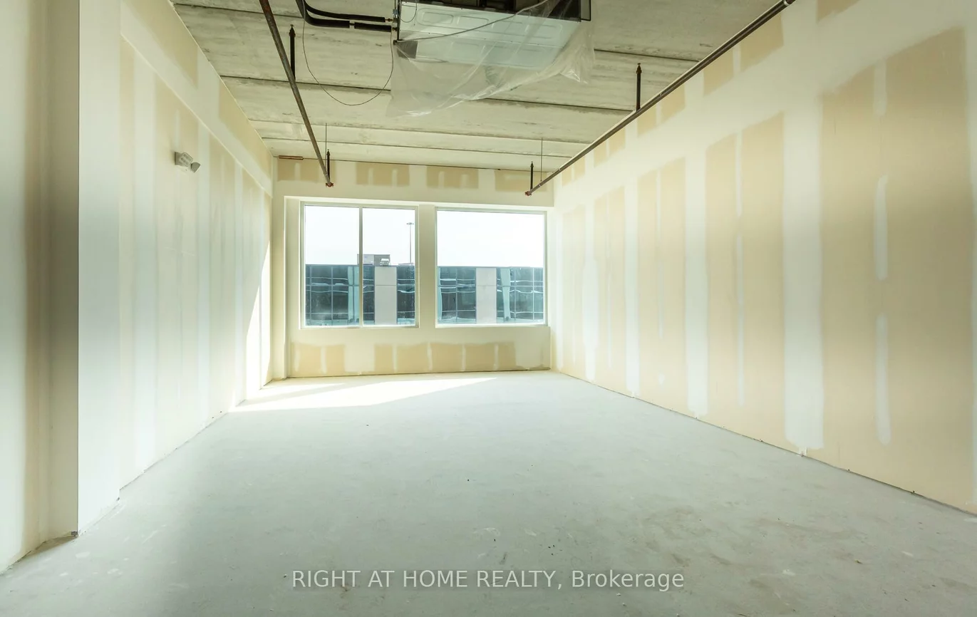 1670, North Service, 1014 - QE Queen Elizabeth, Oakville