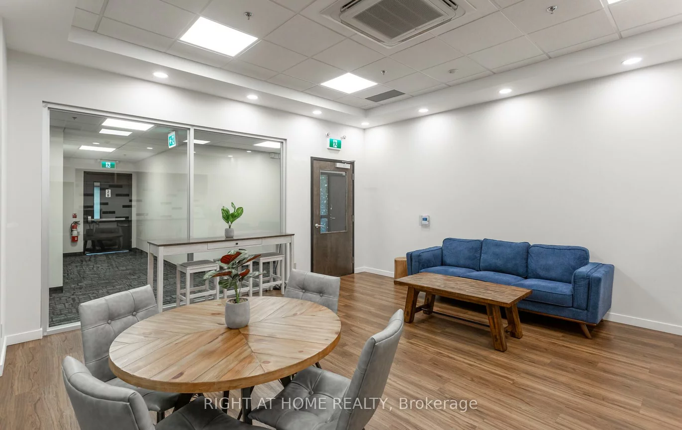 1670, North Service, 1014 - QE Queen Elizabeth, Oakville